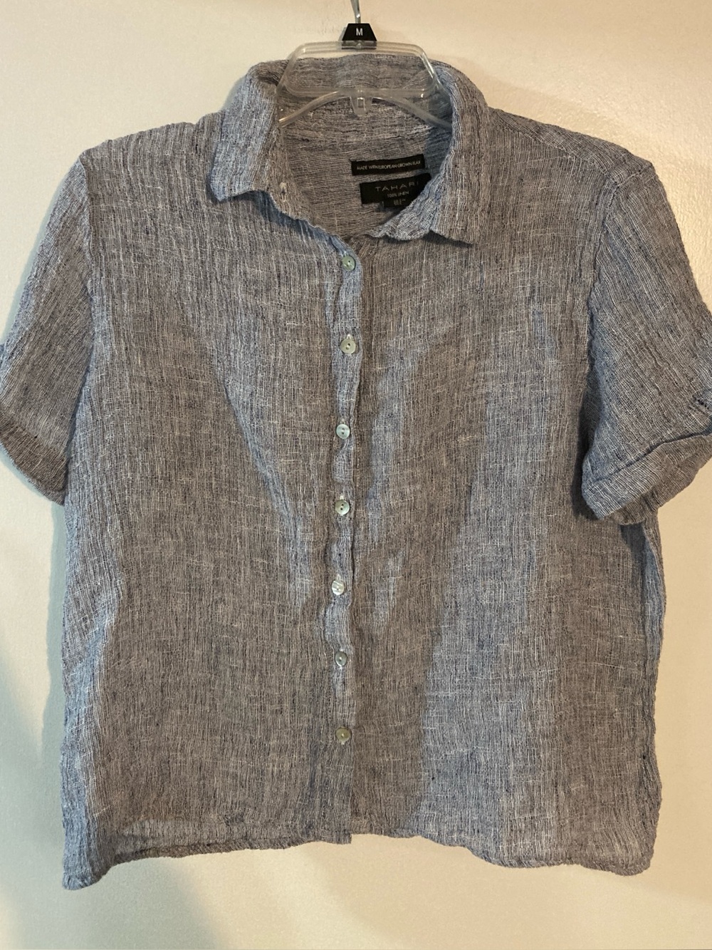 Tahari women’s blue blouse in 100% linen. Size L.